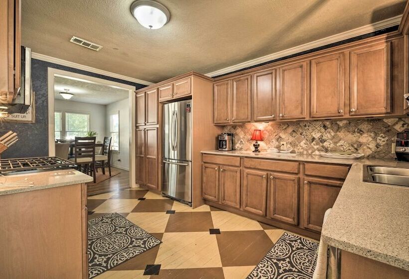 1 Mi To Dtwn: Family Friendly Brenham Bungalow!