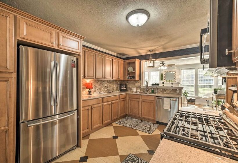 1 Mi To Dtwn: Family Friendly Brenham Bungalow!