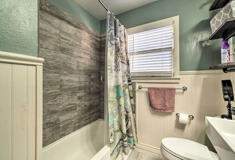 1 Mi To Dtwn: Family Friendly Brenham Bungalow!