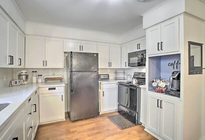 1 Mi To Main St: Brenham Retreat W/ Game Room