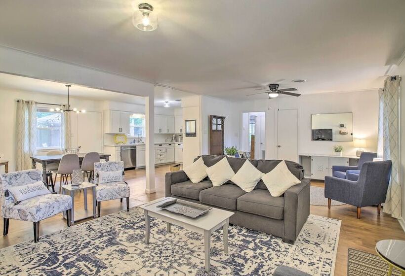 1 Mi To Main St: Brenham Retreat W/ Game Room