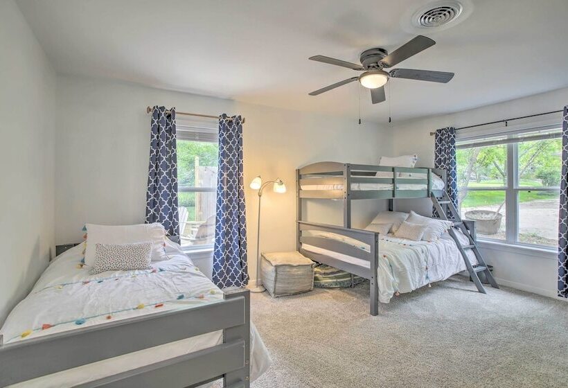1 Mi To Main St: Brenham Retreat W/ Game Room