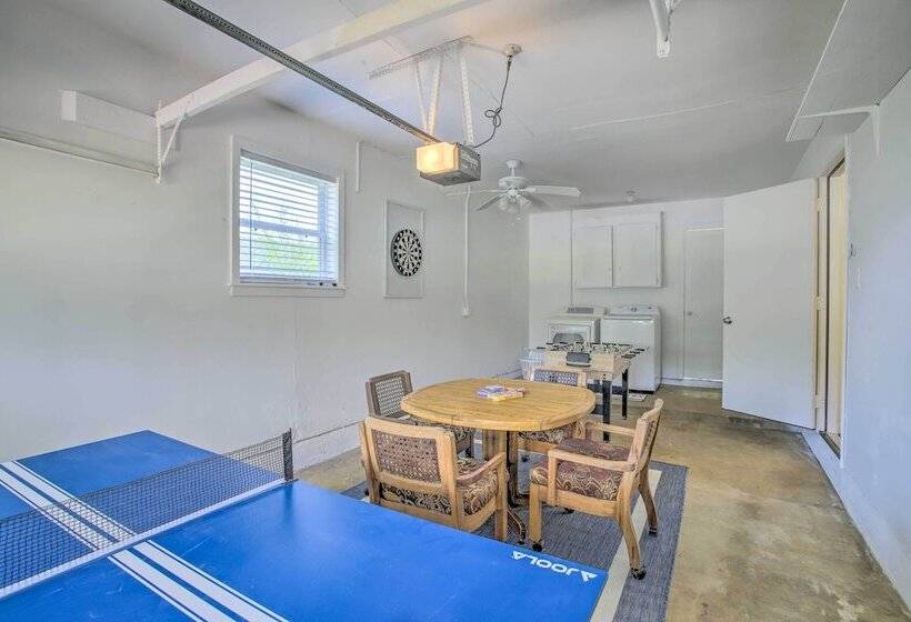 1 Mi To Main St: Brenham Retreat W/ Game Room