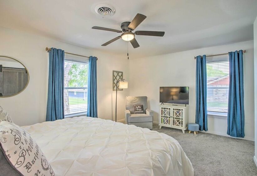 1 Mi To Main St: Brenham Retreat W/ Game Room