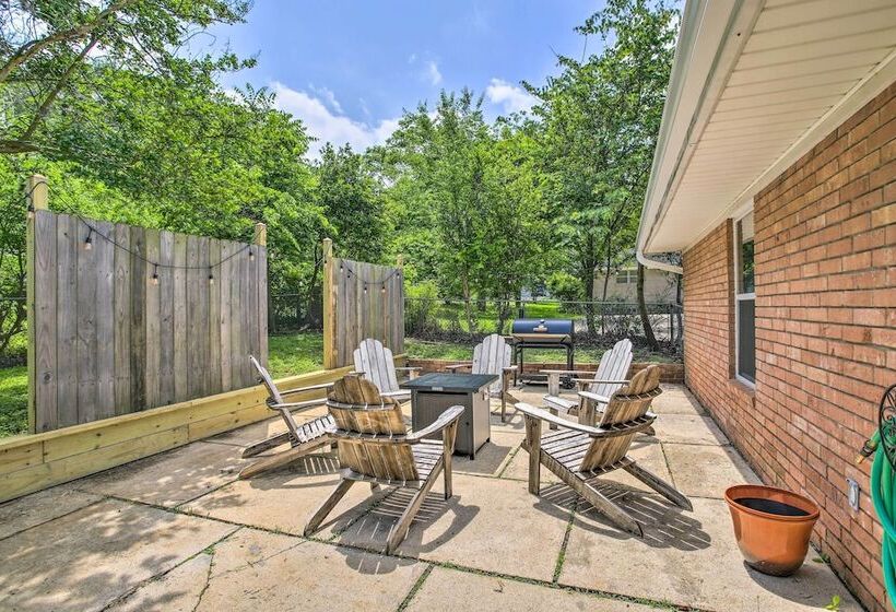 1 Mi To Main St: Brenham Retreat W/ Game Room