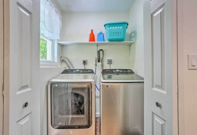 Poconos Family Getaway W/ Hot Tub & 2 Game Rooms!