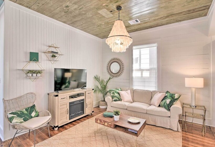 Near Beach & Strand: Bright Cottage In Galveston
