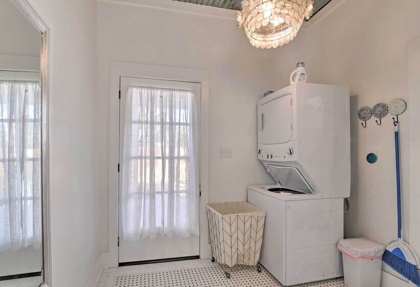 Near Beach & Strand: Bright Cottage In Galveston