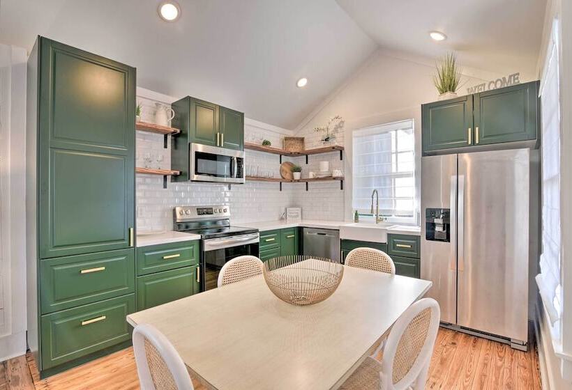 Near Beach & Strand: Bright Cottage In Galveston