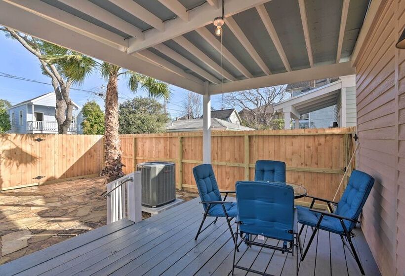 Near Beach & Strand: Bright Cottage In Galveston