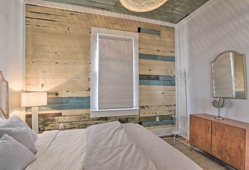 Near Beach & Strand: Bright Cottage In Galveston