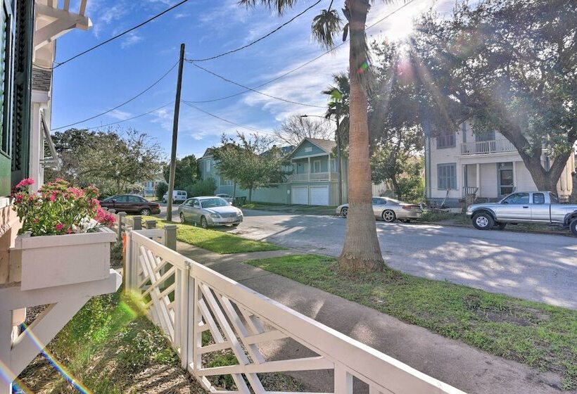 Near Beach & Strand: Bright Cottage In Galveston