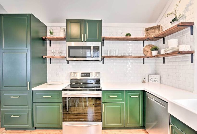 Near Beach & Strand: Bright Cottage In Galveston