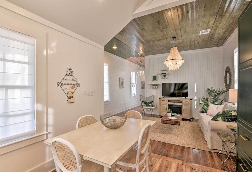 Near Beach & Strand: Bright Cottage In Galveston