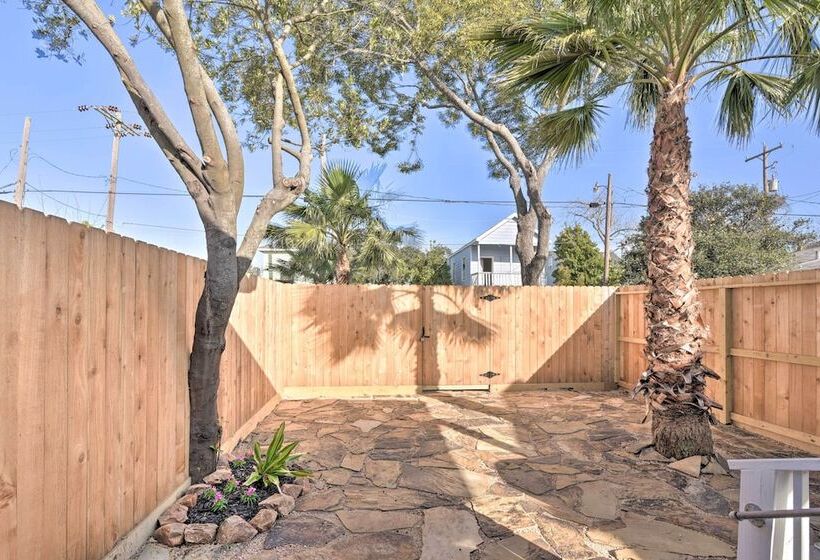Near Beach & Strand: Bright Cottage In Galveston