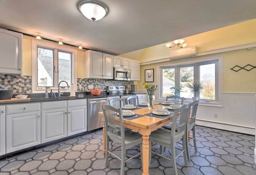 Bristol Home W/ Pool ~ 3 Mi To Dtwn & Beach!