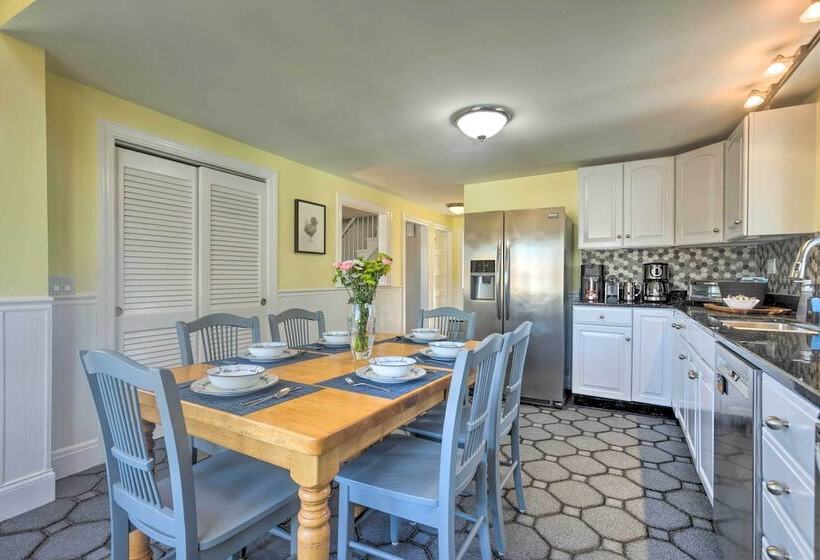 Bristol Home W/ Pool ~ 3 Mi To Dtwn & Beach!