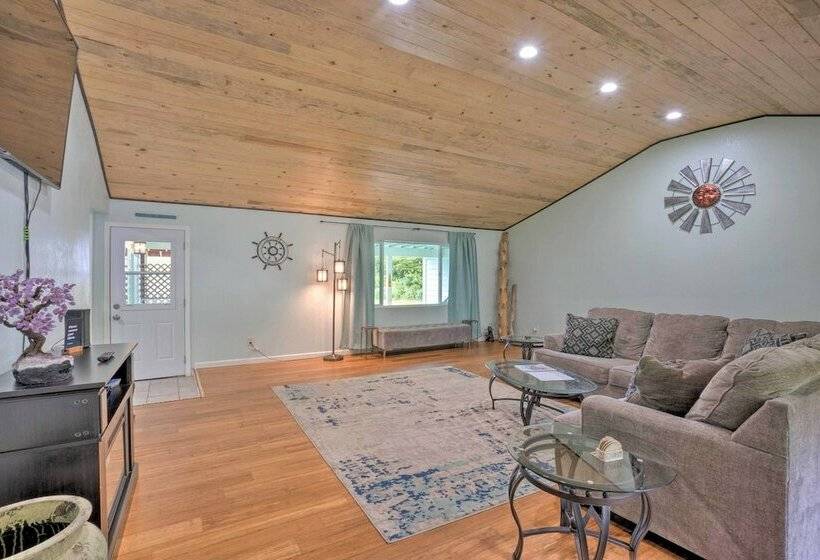 Bungalow W/ Wraparound Deck   8 Mi To Brookings