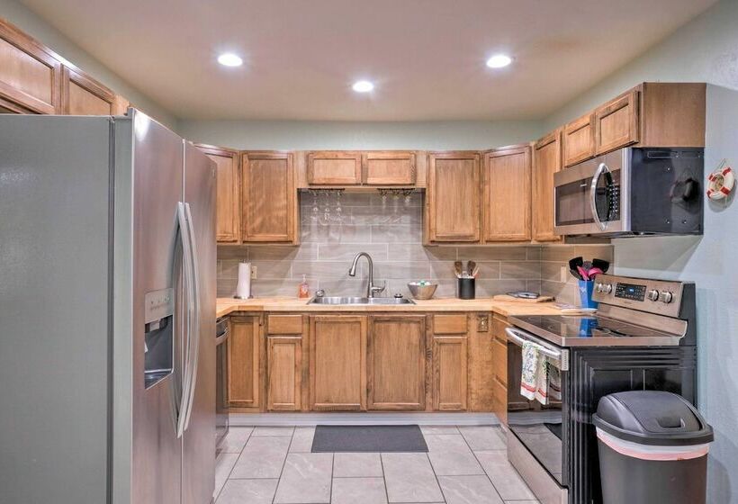 Bungalow W/ Wraparound Deck   8 Mi To Brookings