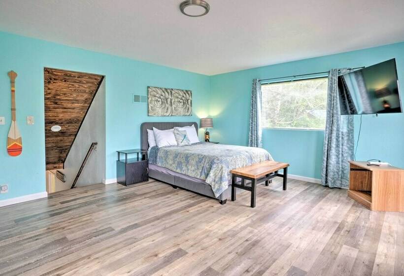 Bungalow W/ Wraparound Deck   8 Mi To Brookings