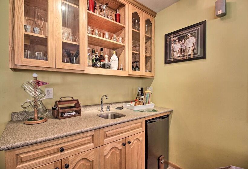 Cabin W/ Fire Pit & Movie Room, 1 Mi To Lake