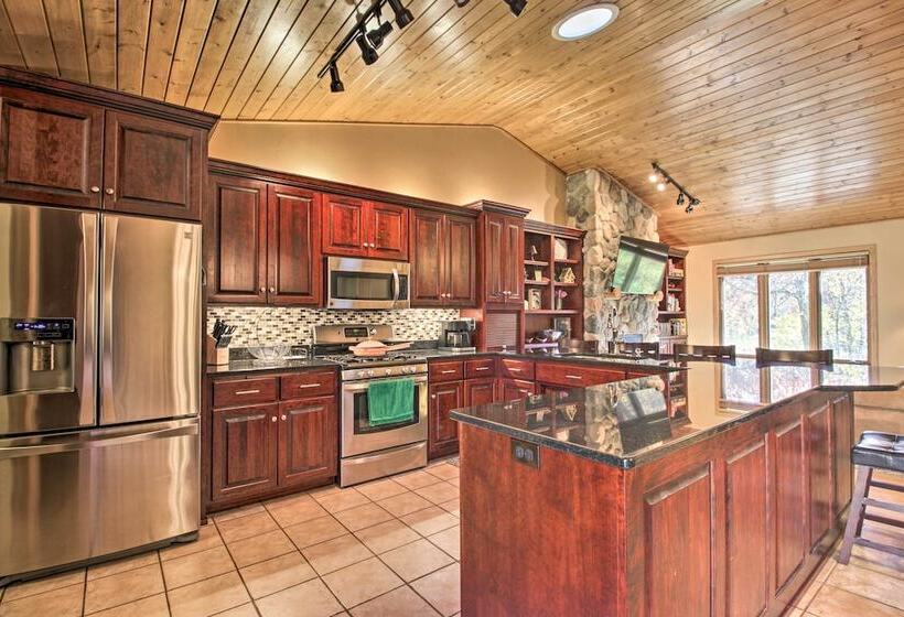 Cabin W/ Fire Pit & Movie Room, 1 Mi To Lake