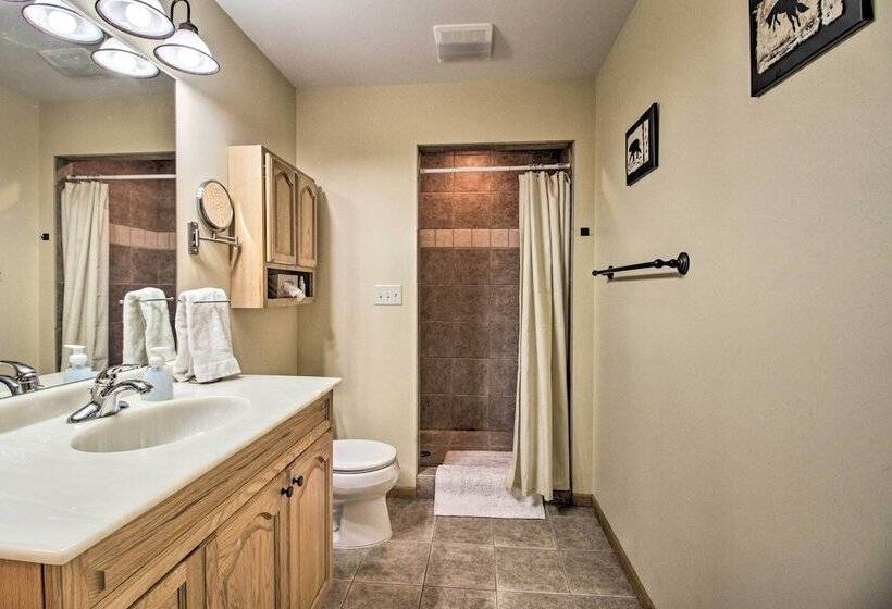 Cabin W/ Fire Pit & Movie Room, 1 Mi To Lake