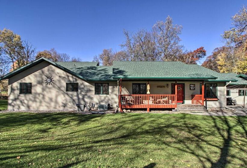 Cabin W/ Fire Pit & Movie Room, 1 Mi To Lake