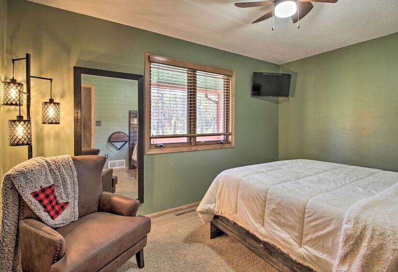 Cabin W/ Fire Pit & Movie Room, 1 Mi To Lake