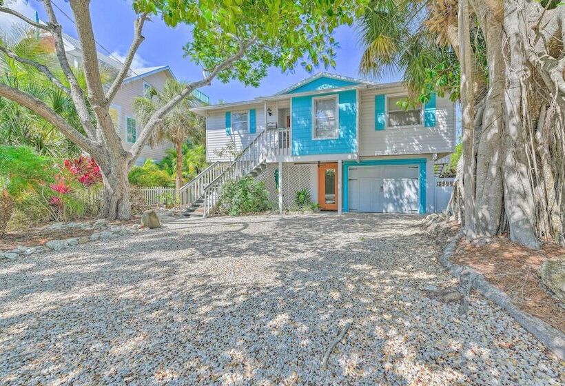 Canalfront Anna Maria Cottage W/ Pool & Hot Tub!