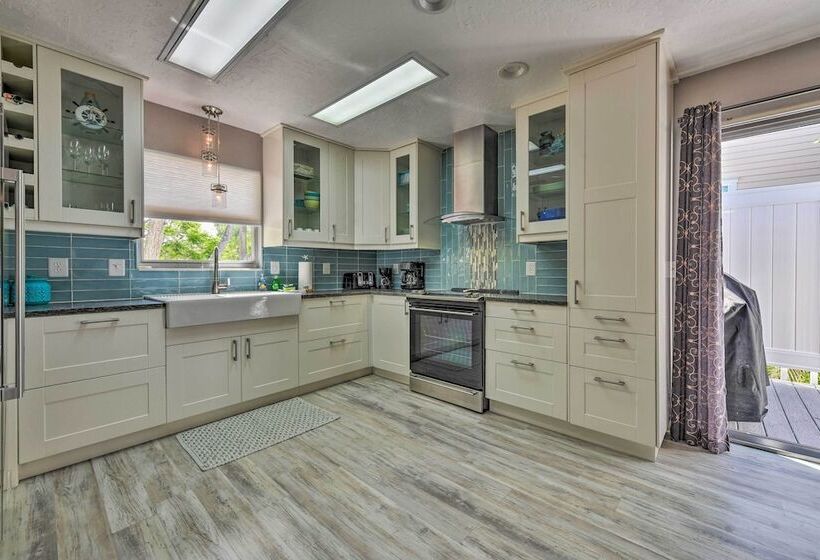 Canalfront Anna Maria Cottage W/ Pool & Hot Tub!