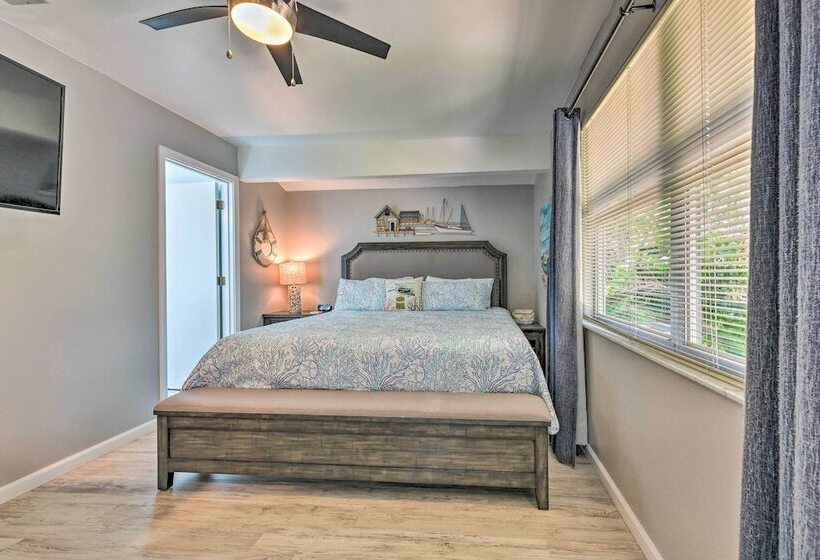 Canalfront Anna Maria Cottage W/ Pool & Hot Tub!