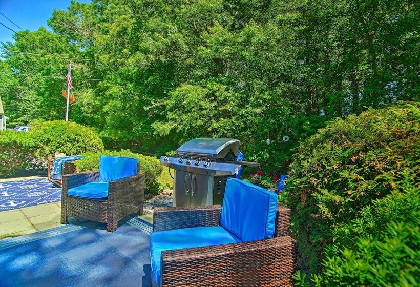 Cape Cod Bungalow W/ Patio < 1 Mi To Beaches!