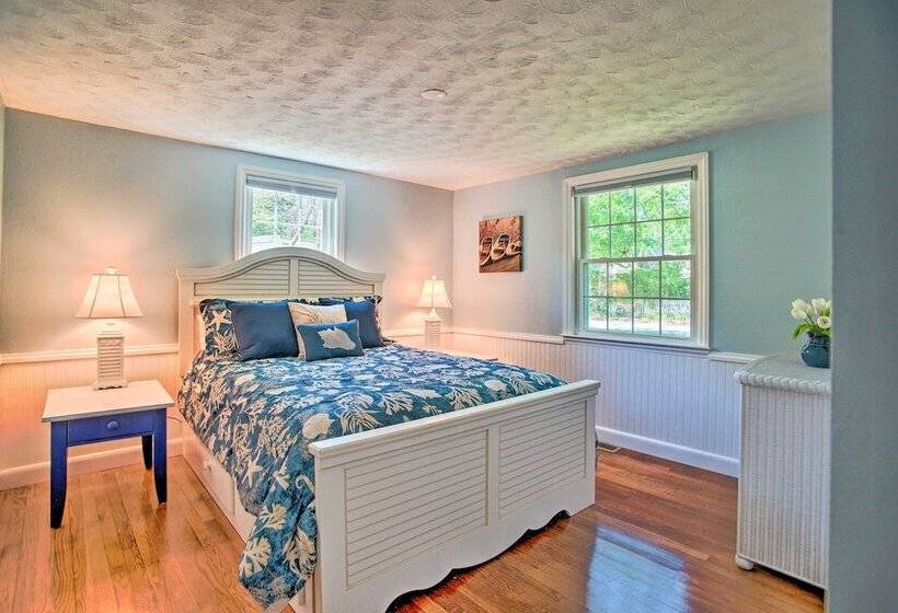 Cape Cod Bungalow W/ Patio < 1 Mi To Beaches!