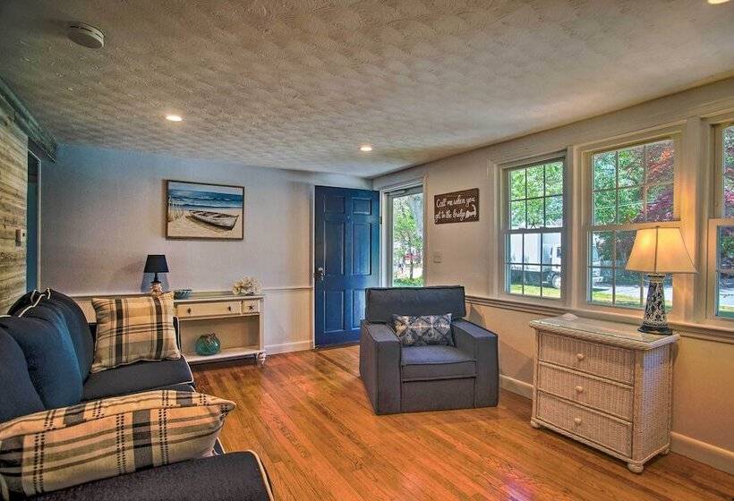 Cape Cod Bungalow W/ Patio < 1 Mi To Beaches!