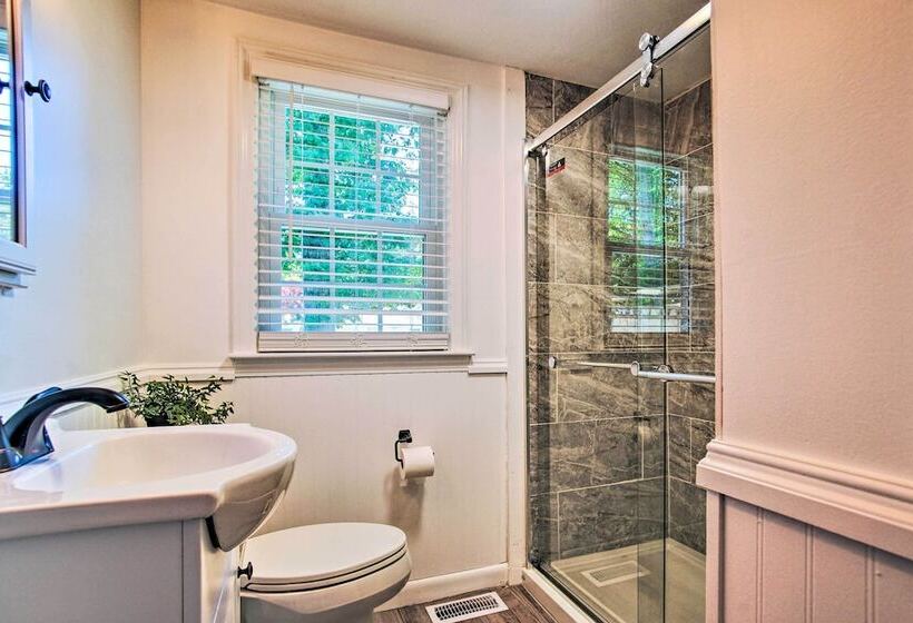 Cape Cod Bungalow W/ Patio < 1 Mi To Beaches!