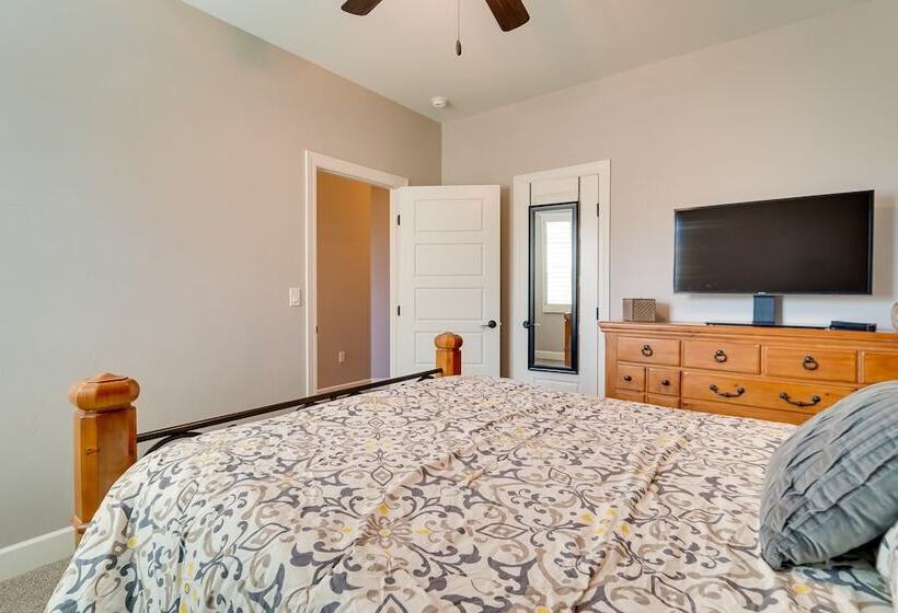 Carlsbad Retreat W/ Fire Pit & Fenced Yard!