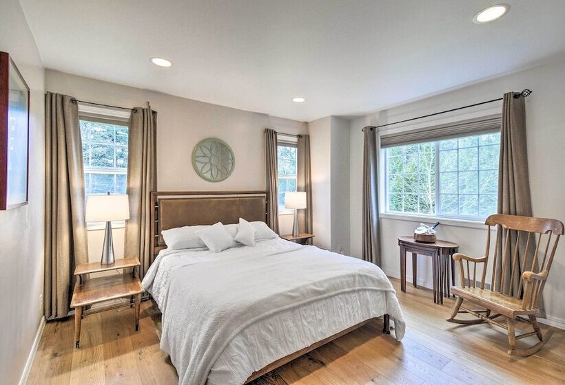 Central 4 Acre Cottage W/ Deck: Walk To Bay!