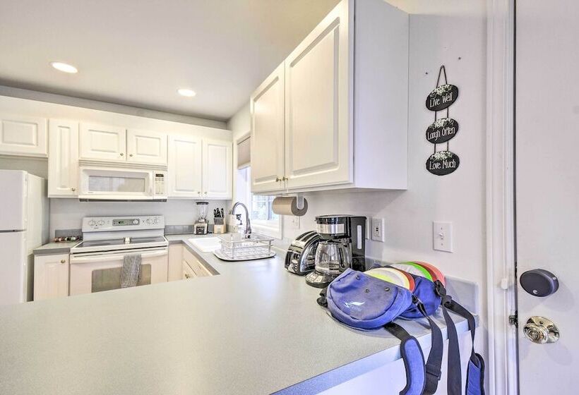 Central 4 Acre Cottage W/ Deck: Walk To Bay!