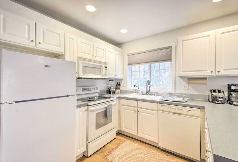 Central 4 Acre Cottage W/ Deck: Walk To Bay!