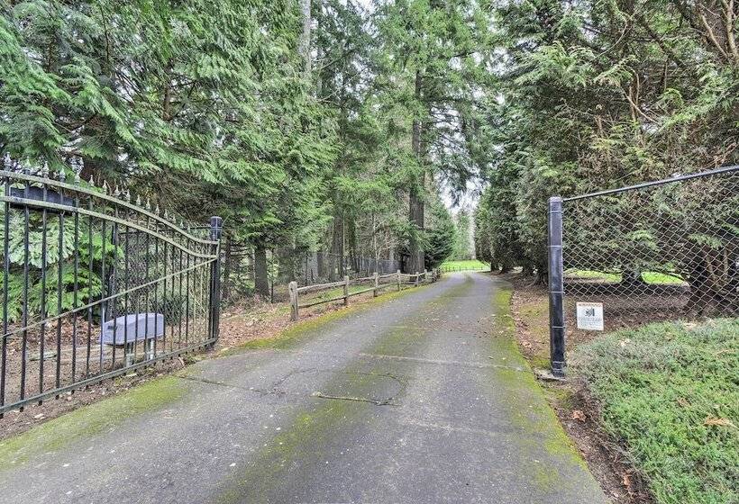 Central 4 Acre Cottage W/ Deck: Walk To Bay!