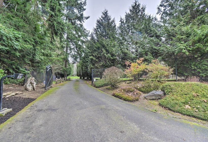 Central 4 Acre Cottage W/ Deck: Walk To Bay!