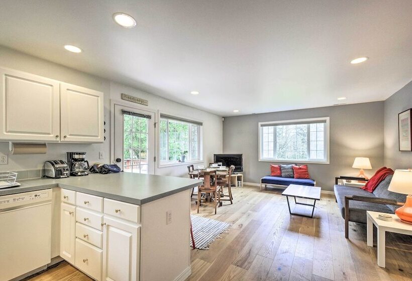 Central 4 Acre Cottage W/ Deck: Walk To Bay!