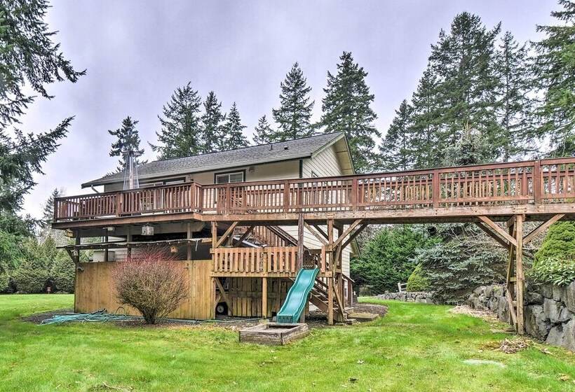 Central 4 Acre Cottage W/ Deck: Walk To Bay!