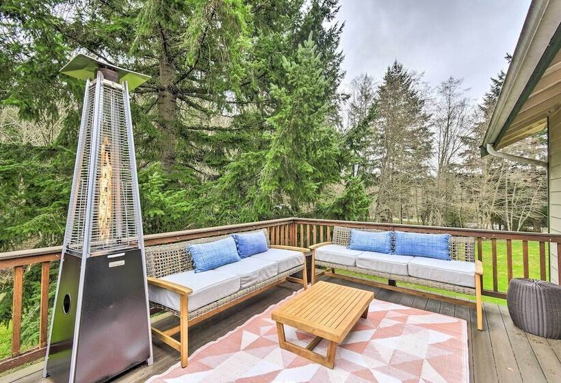 Central 4 Acre Cottage W/ Deck: Walk To Bay!