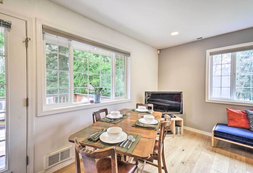 Central 4 Acre Cottage W/ Deck: Walk To Bay!