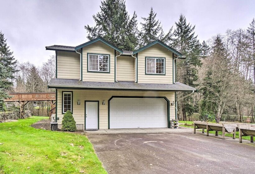 Central 4 Acre Cottage W/ Deck: Walk To Bay!