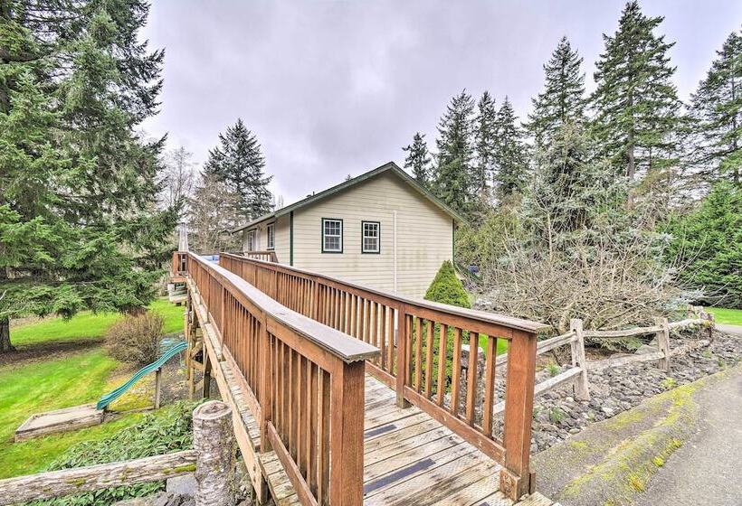 Central 4 Acre Cottage W/ Deck: Walk To Bay!