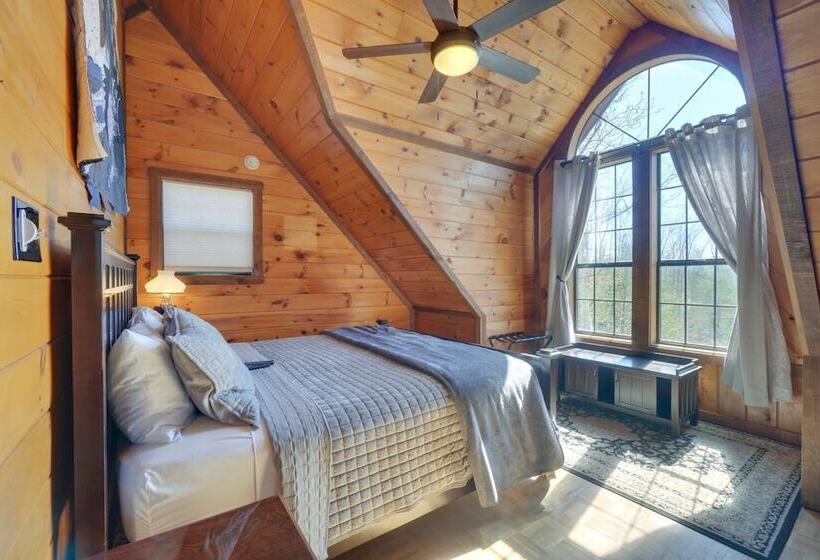 Central Sevierville Cabin W/ Hot Tub & Views!