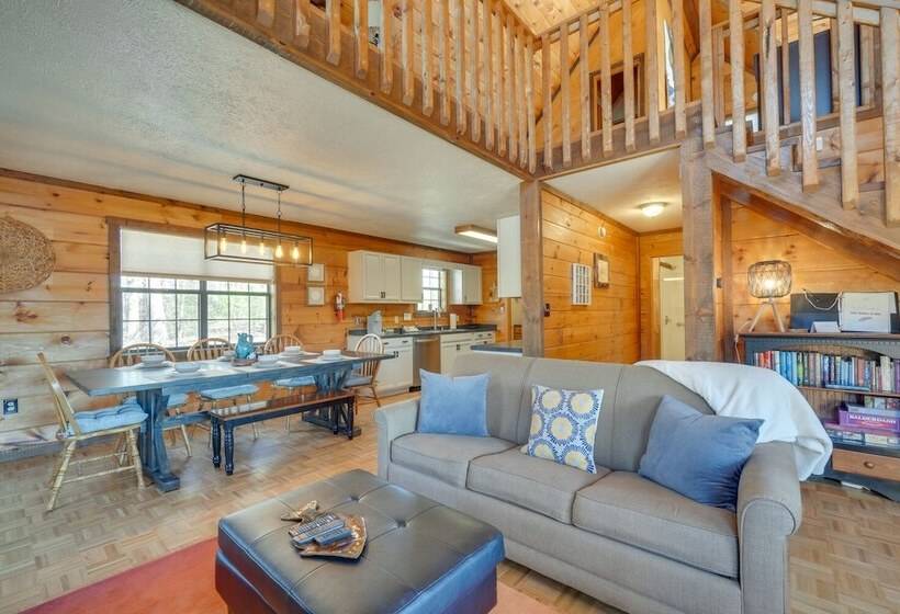 Central Sevierville Cabin W/ Hot Tub & Views!